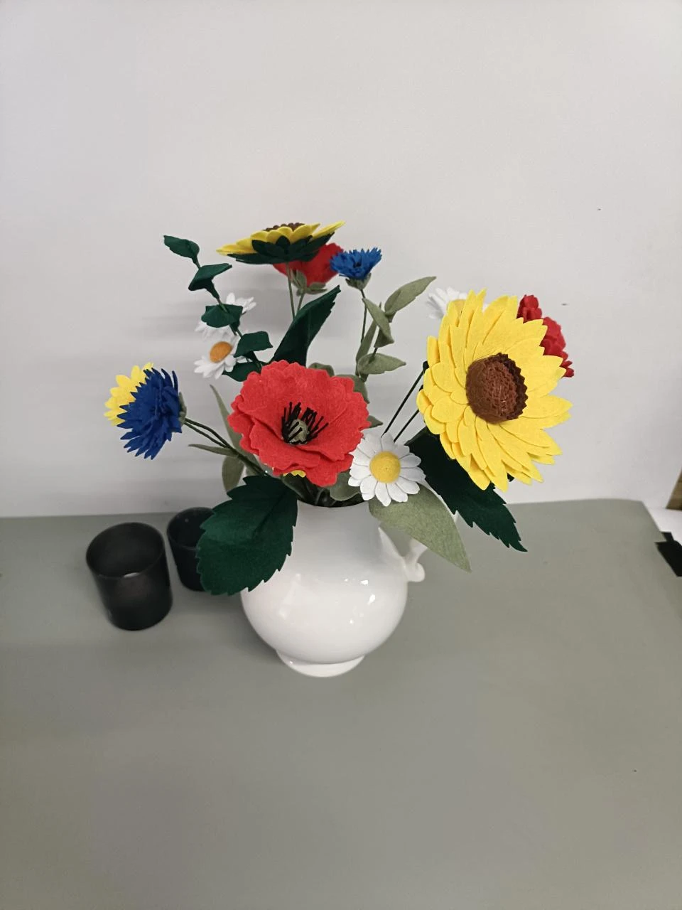 Grote oude melkkan van steen met een veldboeket van vilt – photo 2